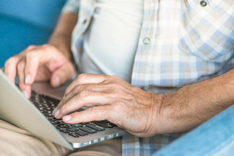 Persona mayor usando un notebook. PGU.