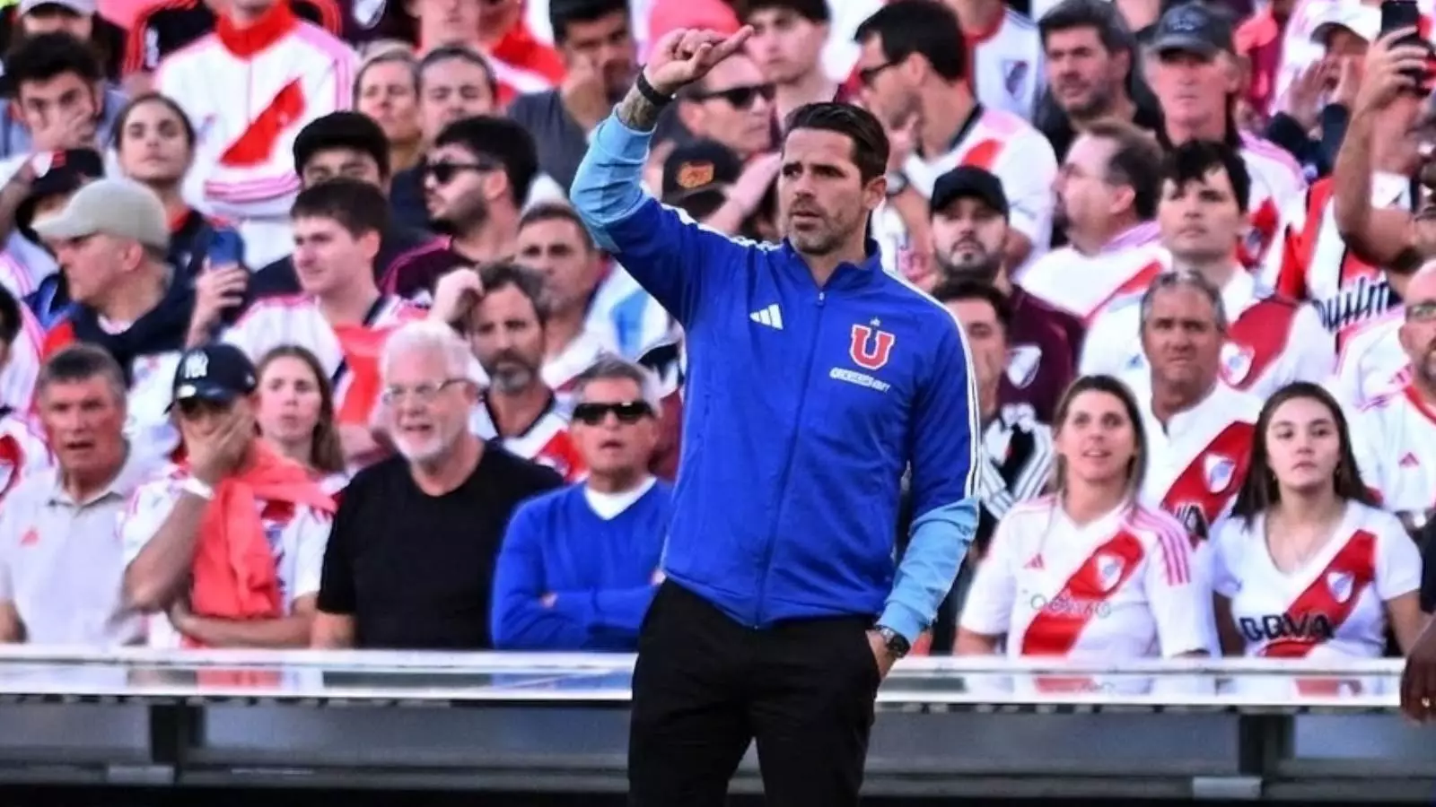 Fernando Gago dirigiendo un partido
