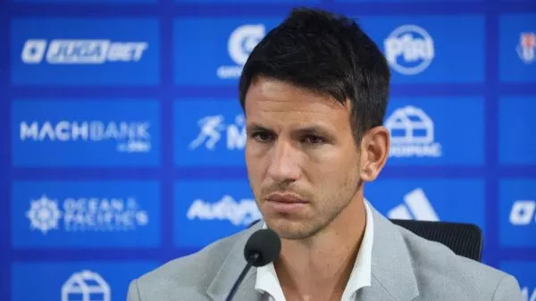 Manuel Mayo en una conferencia de prensa de la Universidad de Chile