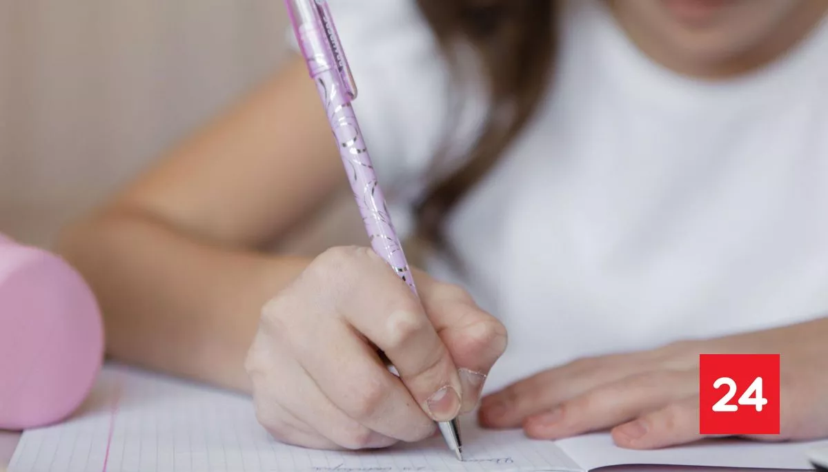 "Distraigan a la profe": Vieja técnica del papelito vuelve a las salas de clases