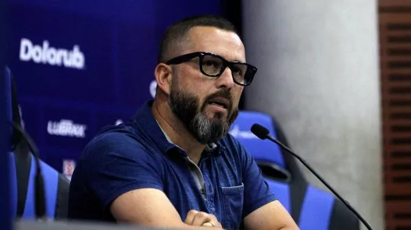 Rodrigo Goldberg en una conferencia de prensa cuando era director deportivo de la Universidad de Chile