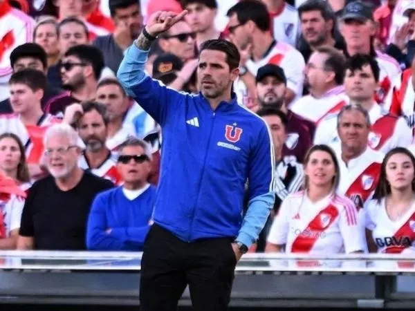 Fernando Gago dirigiendo un partido