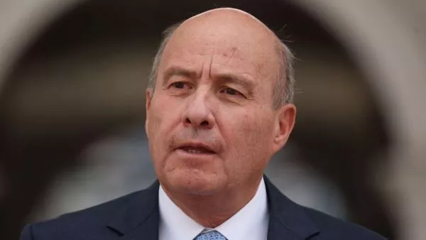 Ministro de Hacienda instruyó inicio de cobro del CAE a personas con sueldos sobre $1,5 millones.