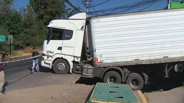 Camión quedó atrapado en socavón en Renca