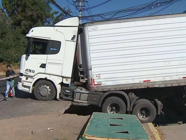 Camión quedó atrapado en socavón en Renca