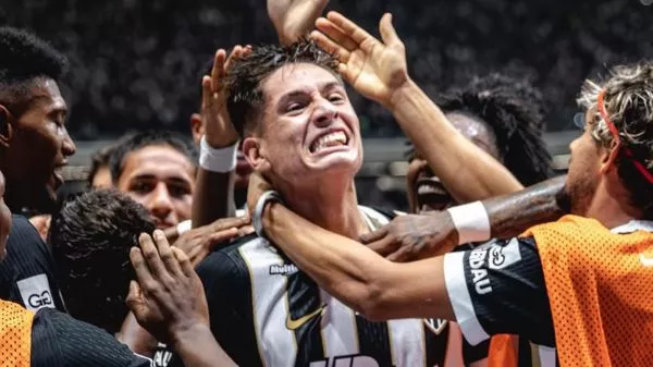 Iván Román celebrando su primer gol con Atlético Mineiro