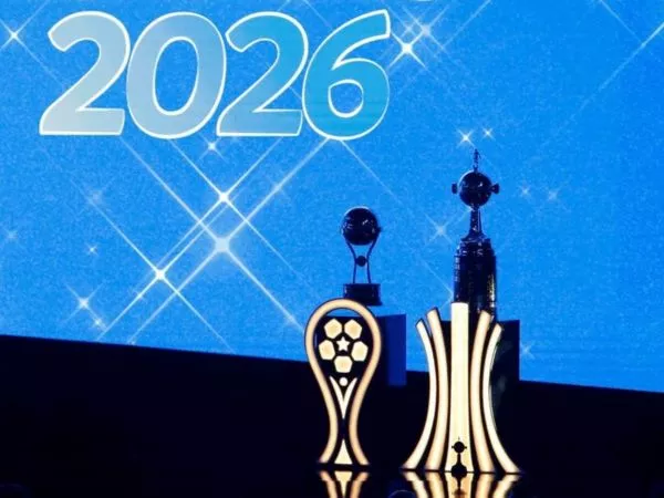 Trofeos de la Copa Sudamericana y la Copa Libertadores