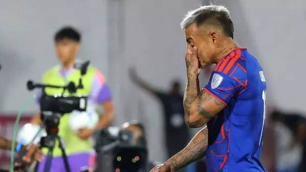 Eduardo Vargas abandonando la cancha del Estadio Nacional cabizbajo tras derrota de la Universidad de Chile