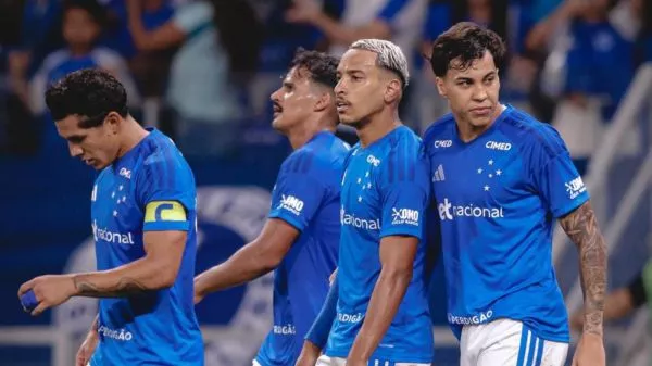 Plantel de Cruzeiro jugando el Brasileirao