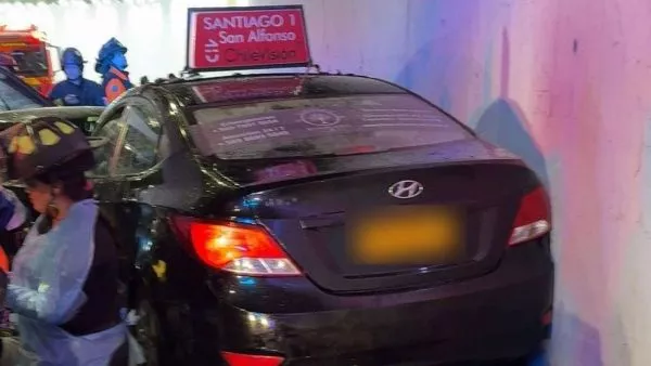 Choque frontal en La Cisterna deja un taxista muerto y dos heridos graves