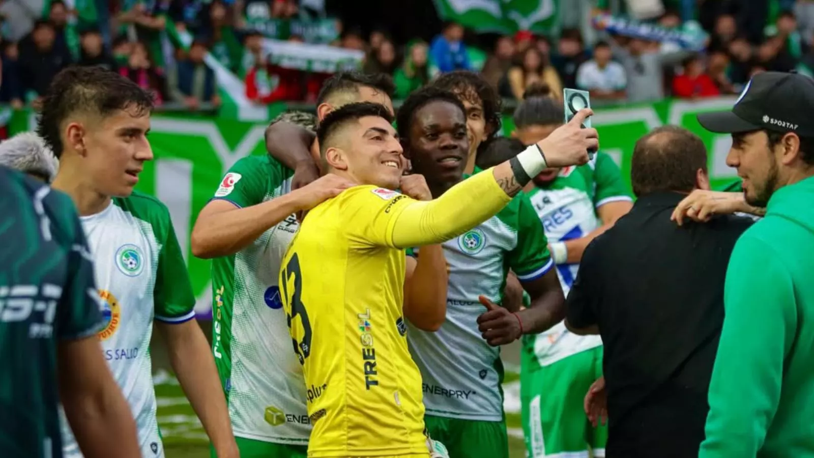 Manley Clerveaux con sus compañeros de Deportes Puerto Montt