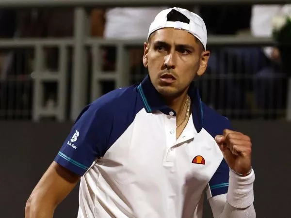 Alejandro Tabilo jugando un partido