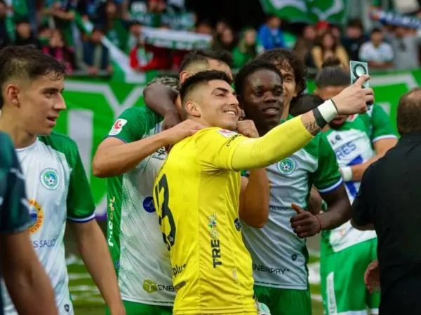 Manley Clerveaux con sus compañeros de Deportes Puerto Montt