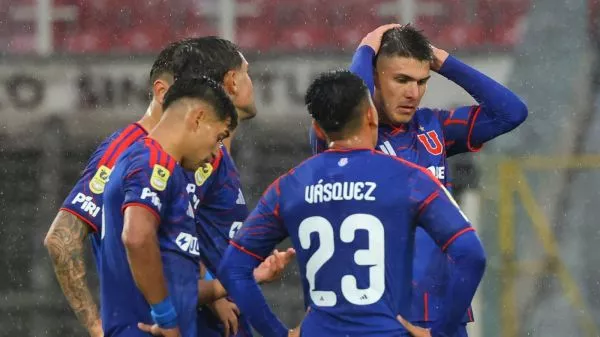 Jugadores de la Universidad de Chile lamentándose por un gol