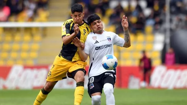 Claudio Aquino disputando el balón frente a Coquimbo Unido
