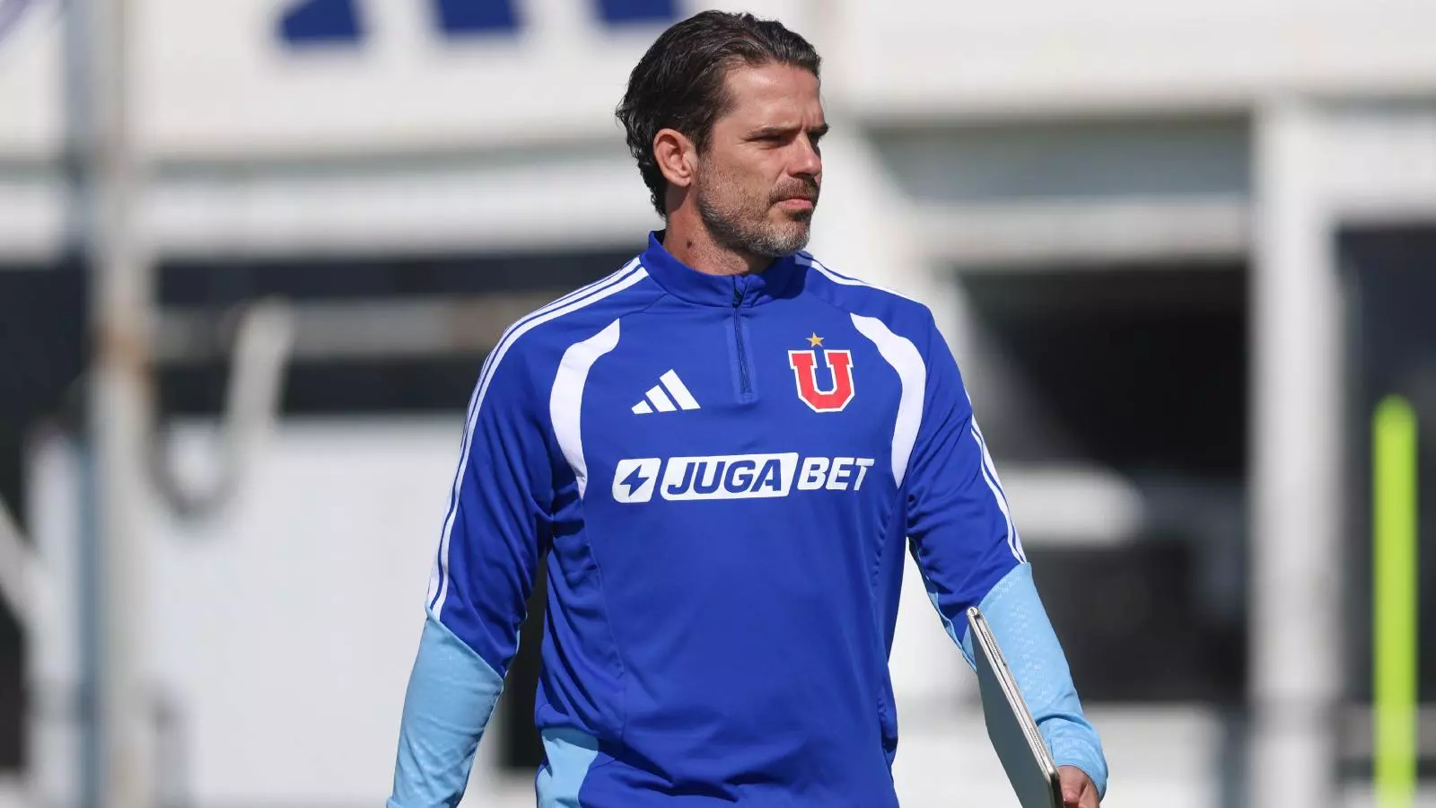Fernando Gago con el buzo de la Universidad de Chile dirigiendo un entrenamiento