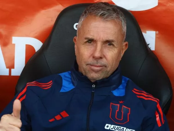Gustavo Álvarez dirigiendo a la Universidad de Chile