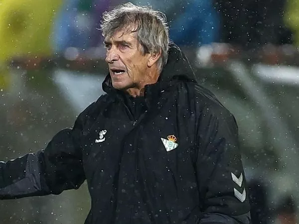 Manuel Pellegrini dirigiendo al Real Betis