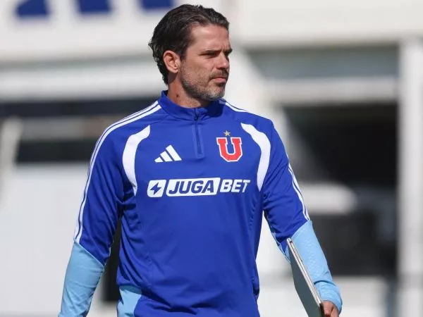 Fernando Gago con el buzo de la Universidad de Chile dirigiendo un entrenamiento