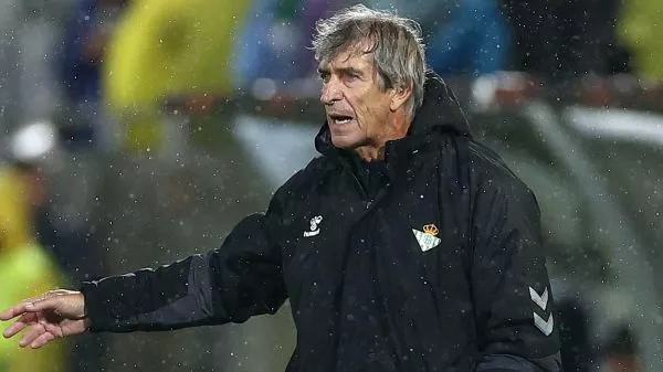 Manuel Pellegrini dirigiendo al Real Betis