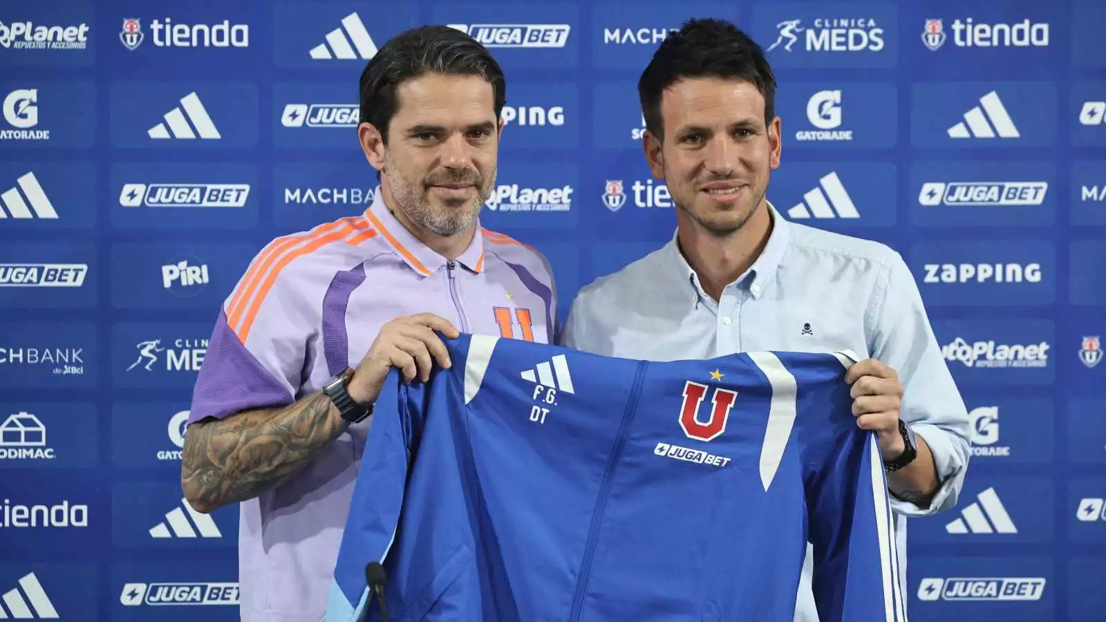 Fernando Gago siendo presentado como DT de la Universidad de Chile