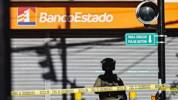 Asalto con rehenes en BancoEstado de Providencia deja un delincuente detenido