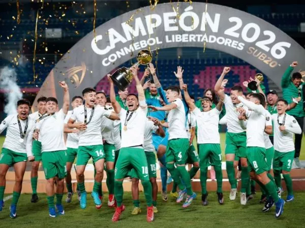 Plantel de Santiago Wanderers levantando la Copa Libertadores Sub 20