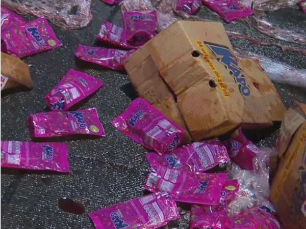 Cientos de jugos Kapo quedaron en plena calle tras caída desde camión en Maipú