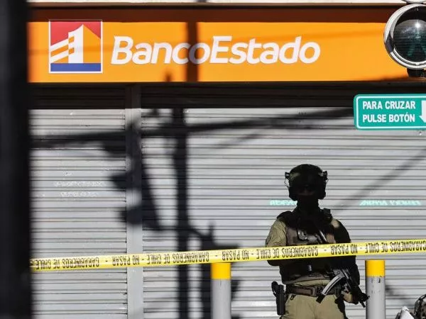 Asalto con rehenes en BancoEstado de Providencia deja un delincuente detenido