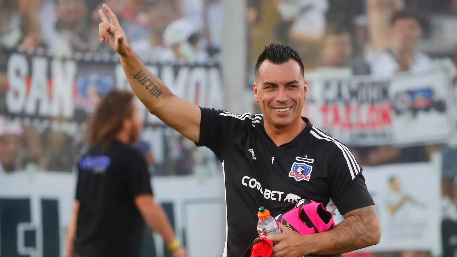 Esteban Paredes con una camiseta de Colo Colo