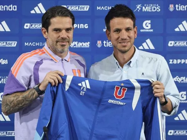 Fernando Gago siendo presentado como DT de la Universidad de Chile