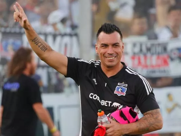 Esteban Paredes con una camiseta de Colo Colo