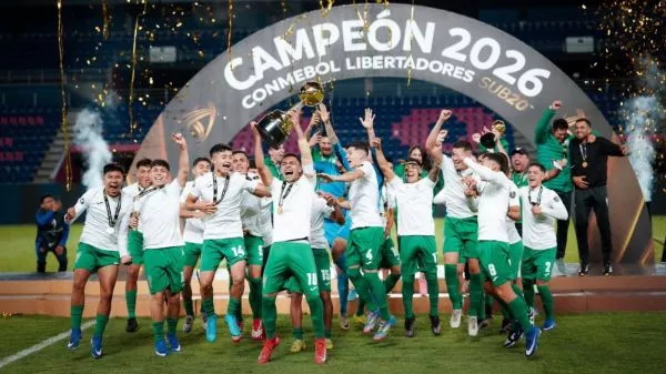 Plantel de Santiago Wanderers levantando la Copa Libertadores Sub 20