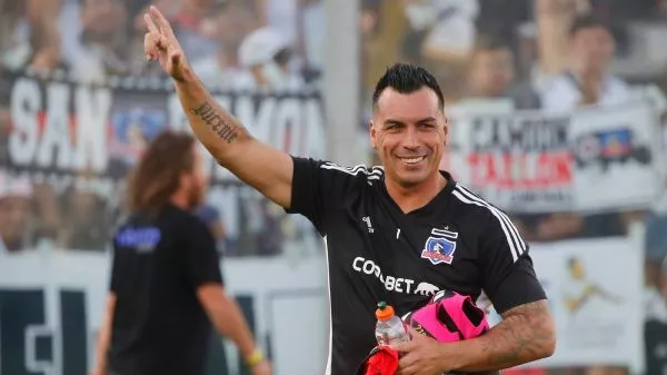 Esteban Paredes con una camiseta de Colo Colo