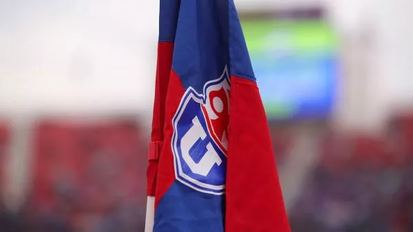 Aldo Marín posando con la Copa Sudamericana que ganó la Universidad de Chile en 2011