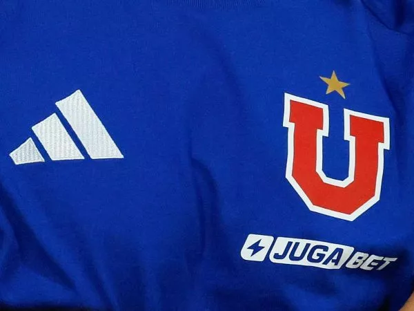 Imagen del símbolo de la Universidad de Chile en una camiseta
