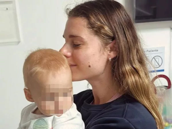 Tanza Varela sosteniendo a su hija en brazos