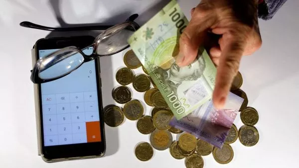 Billetes y dinero en el costo de la vida