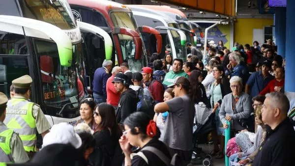 Personas esperando buses en terminal