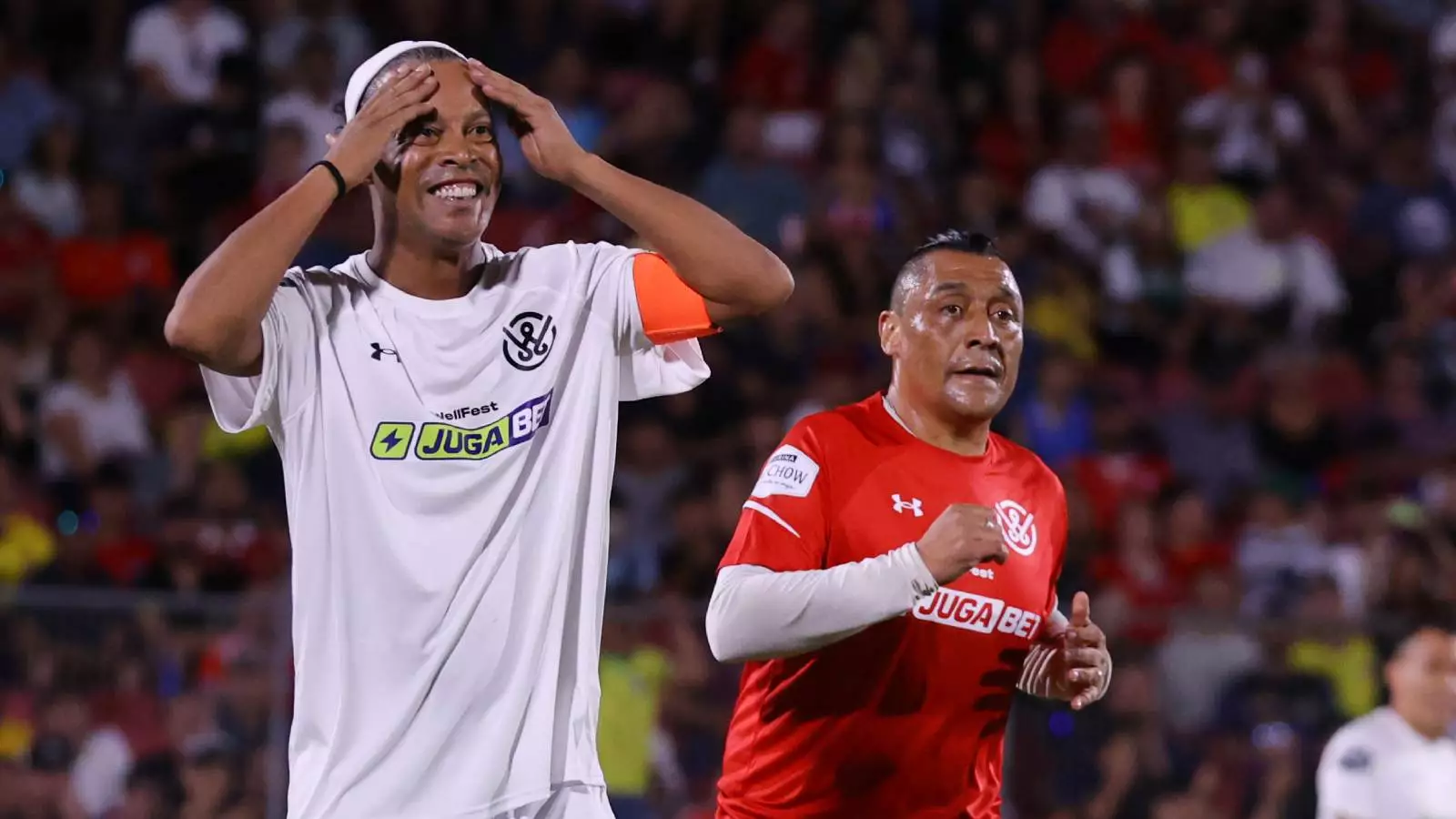 Ronaldinho jugando en el Estadio Nacional otro Duelo de Leyendas