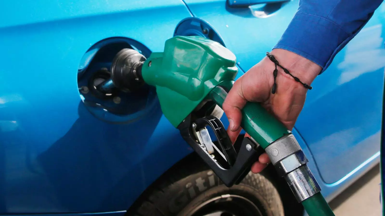 Vehículo cargando combustible