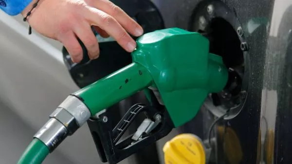 Cargado de bencina en un automóvil