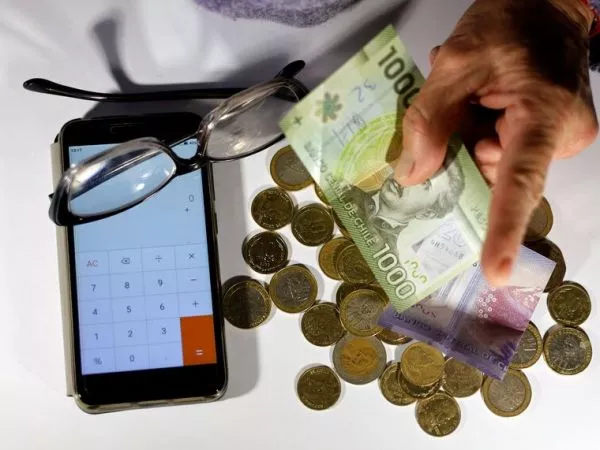 Billetes y dinero en el costo de la vida