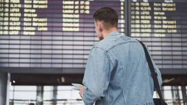 Travel Sale 2026. Hombre en un aeropuerto