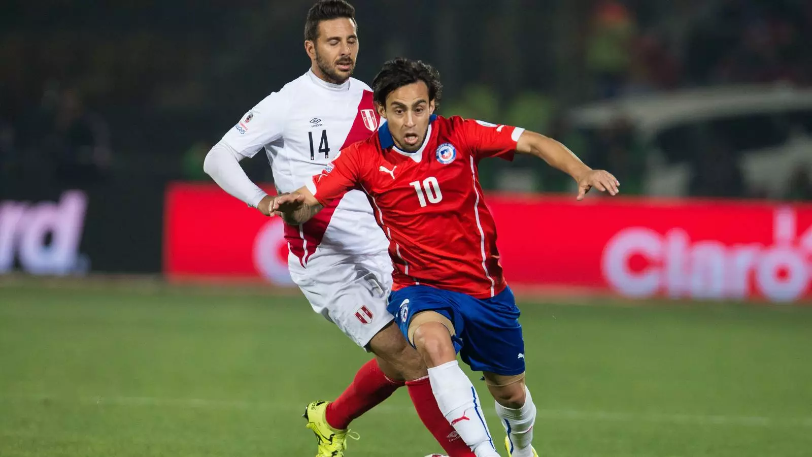 Jorge Valdivia jugando ante Perú en la Copa América 2015
