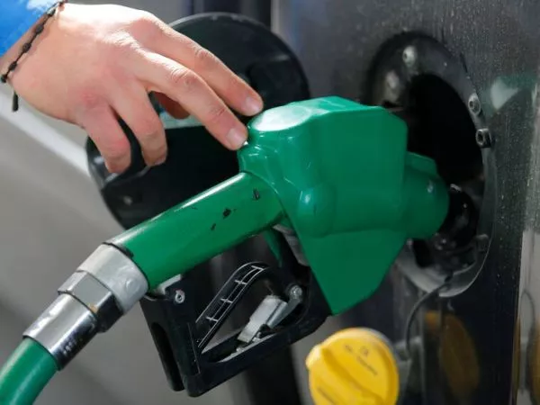 Cargado de bencina en un automóvil