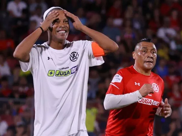 Ronaldinho jugando en el Estadio Nacional otro Duelo de Leyendas