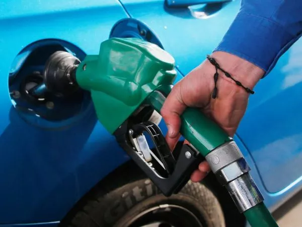 Vehículo cargando combustible