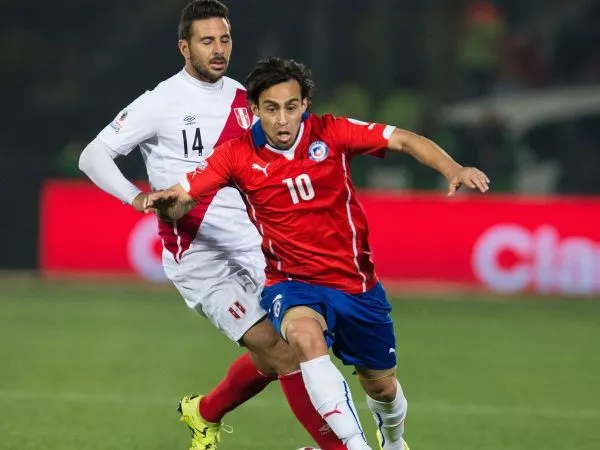 Jorge Valdivia jugando ante Perú en la Copa América 2015