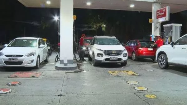 Largas filas en distintas estaciones de servicio